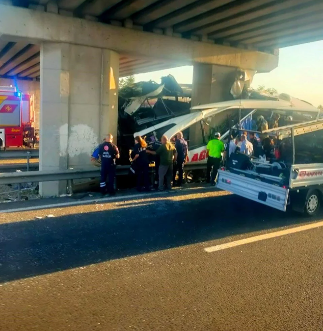 Türkiyədə avtobus körpünün dirəyinə çırpıldı - ÖLƏNLƏR VAR (YENİLƏNİB)